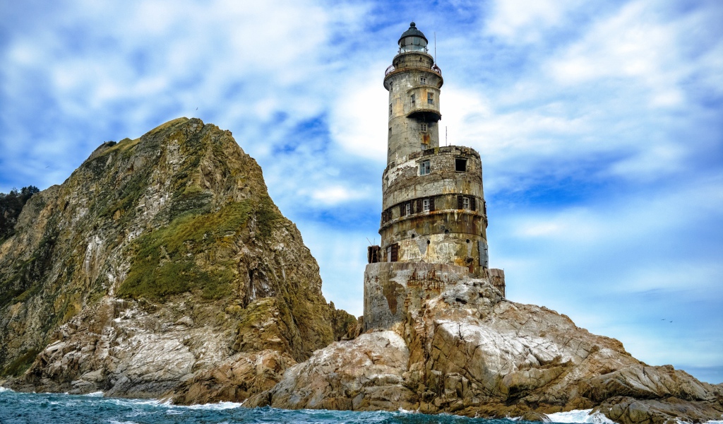 Заброшенный маяк на мысе Анива остров Сахалин, Россия 