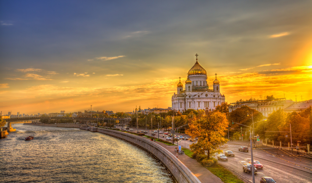 Храм Христа Спасителя на фоне заката, Москва. Россия 