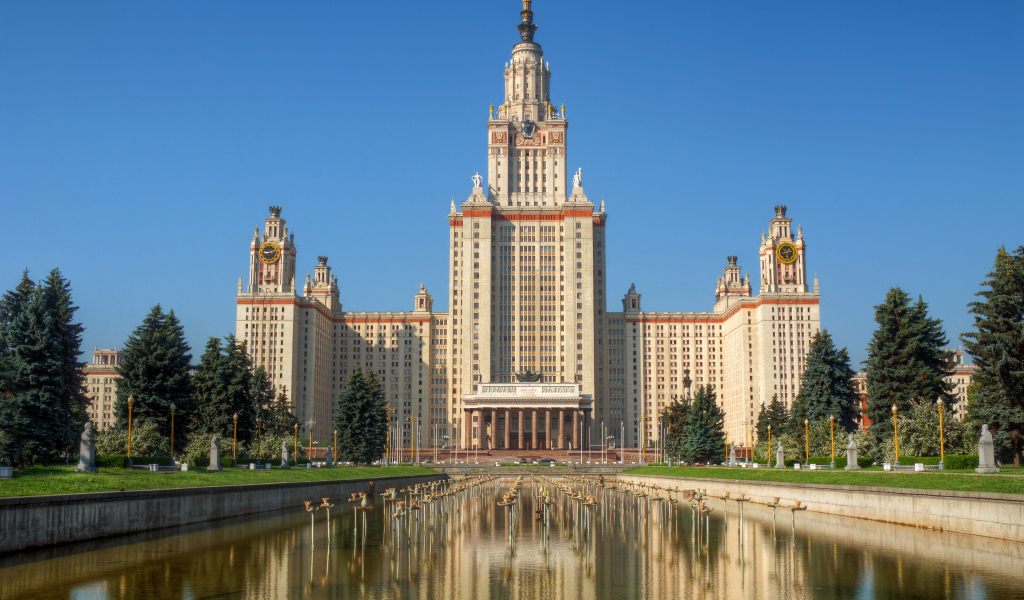 Фонтан у здания московского государственного университета, Россия