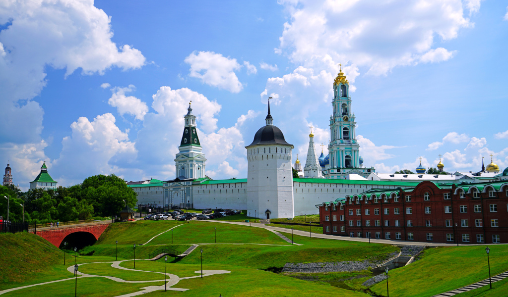 Зеленый газон у Троице-Сергиевой лавры летом, Россия 