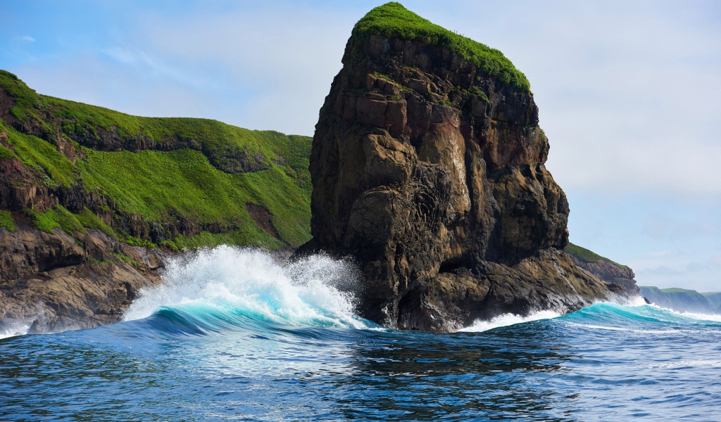 Скала на острове Шикотан, Курильские острова. Россия 