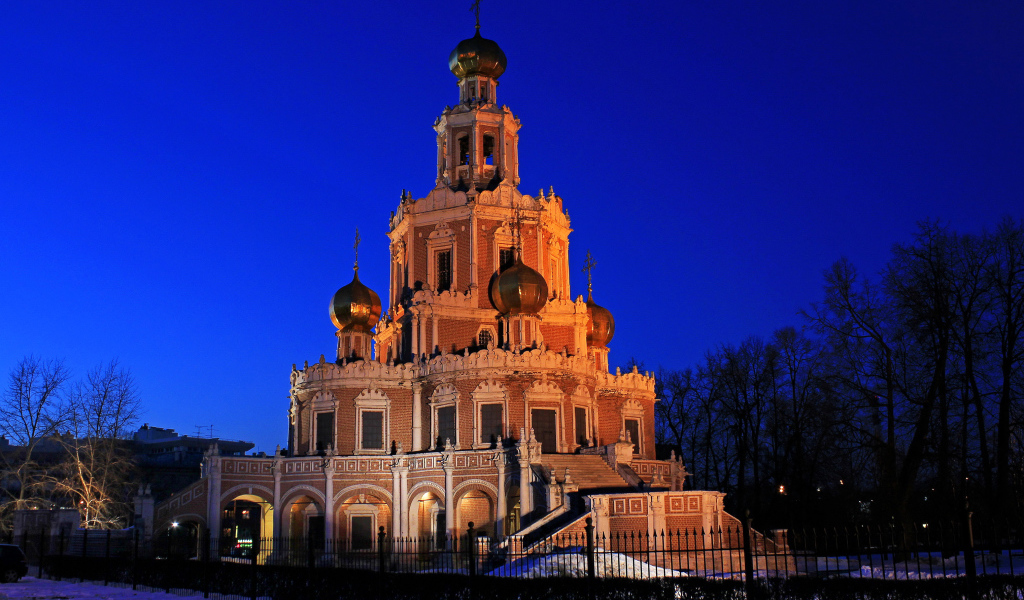 Храм Покрова Богоматери в Филях вечером, Москва. Россия 