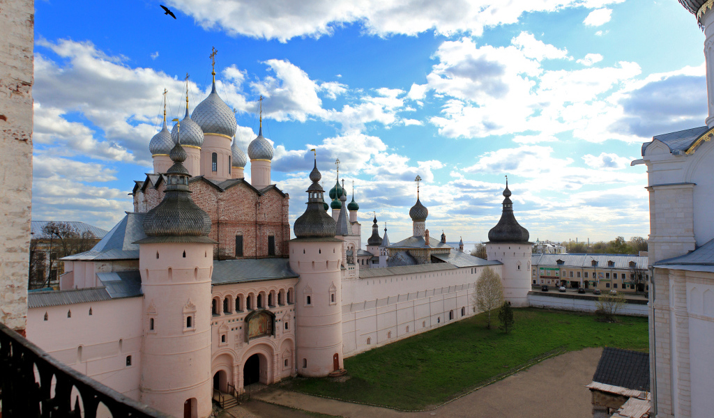 Вид на ростовский кремль под красивым небом, Россия