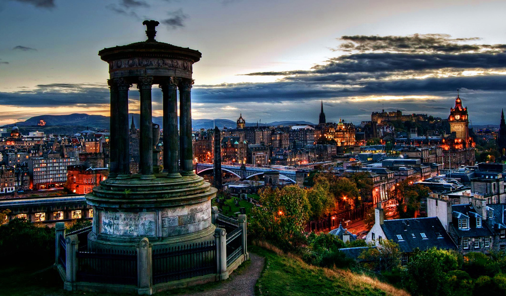 Панорама вечернего города Эдинбург, Шотландия 