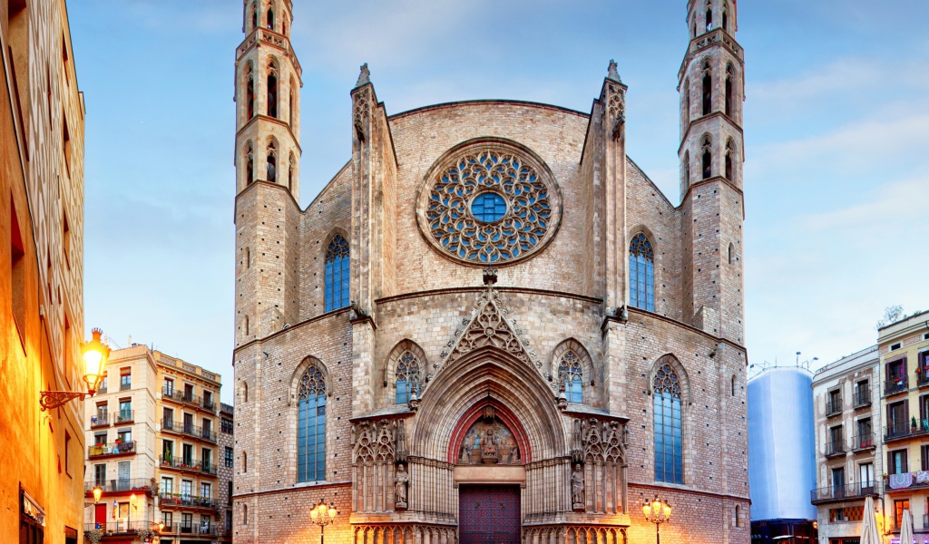 Старинная церковь Santa Maria del Mar, Барселона. Испания 