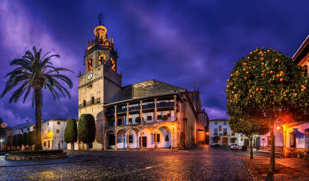 Архитектура городской площади города Ронда, Испания 