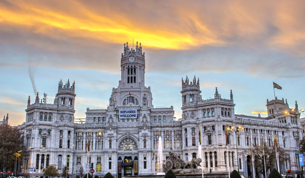 Музей Cybele Palace на фоне неба, Мадрид. Испания 