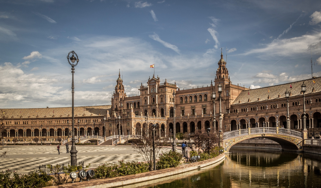 Дворец на центральной площади в городе Севилья,  Испания