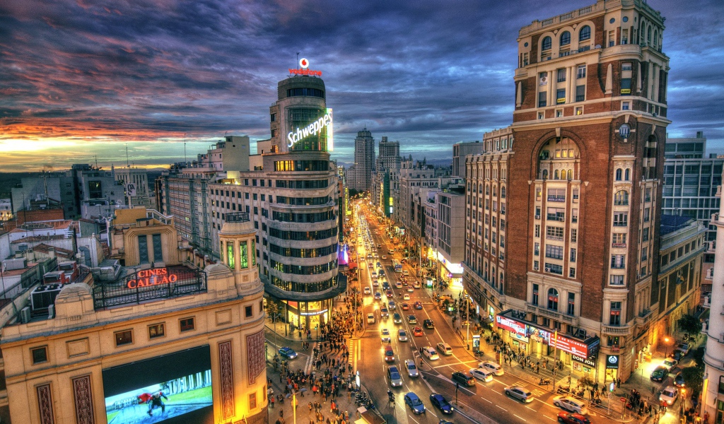 Улицы Мадрида под пасмурным небом, Испания 