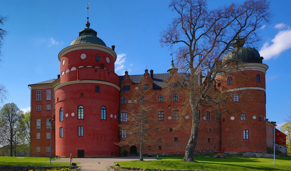 Замок Грипсхольм под голубым небом, Швеция