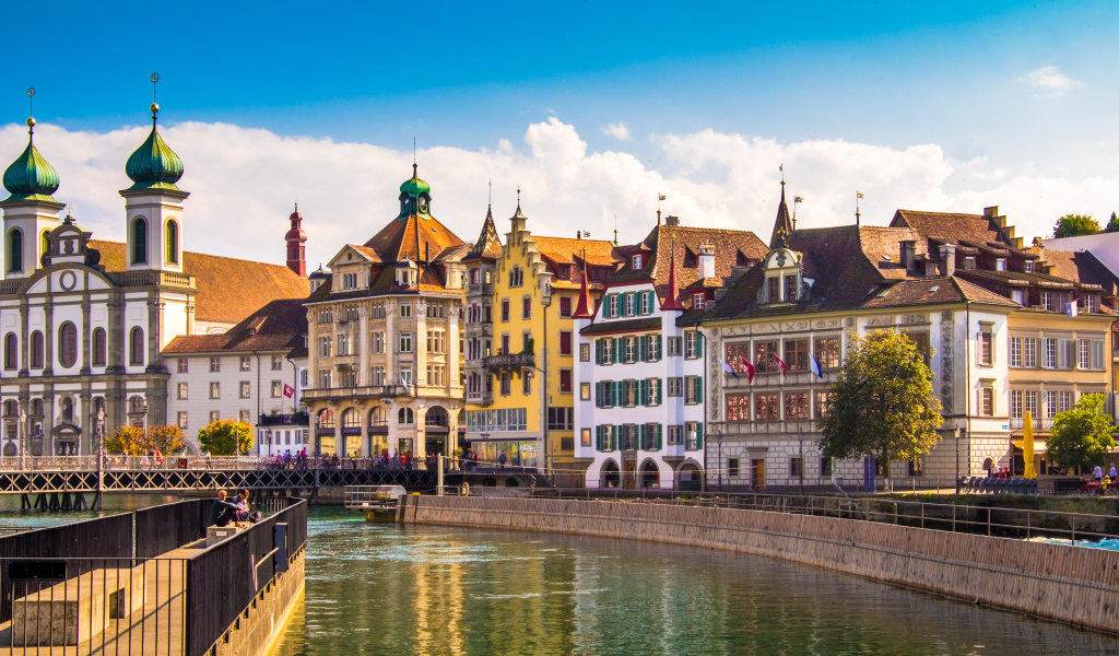 Красивые разноцветные дома у канала в городе Люцерн, Швейцария 