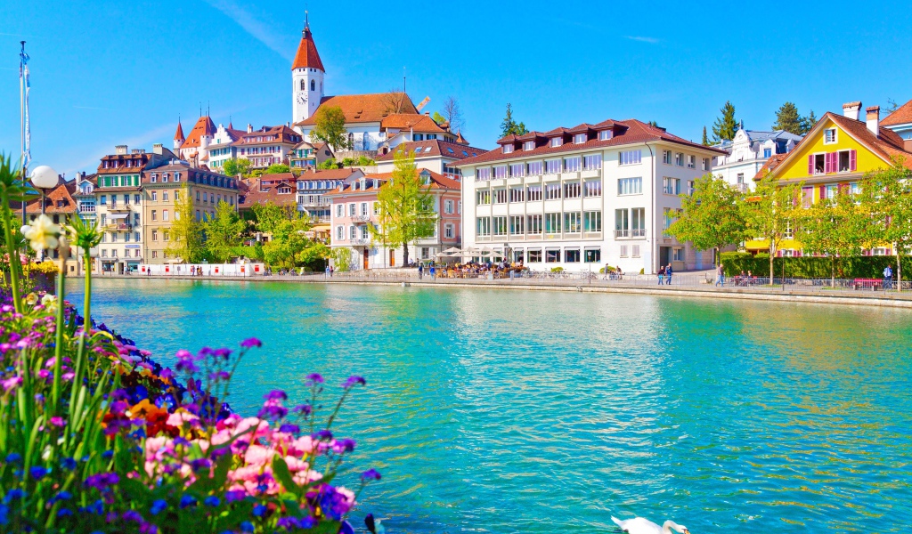 Красивые дома у реки Ааре, Швейцария