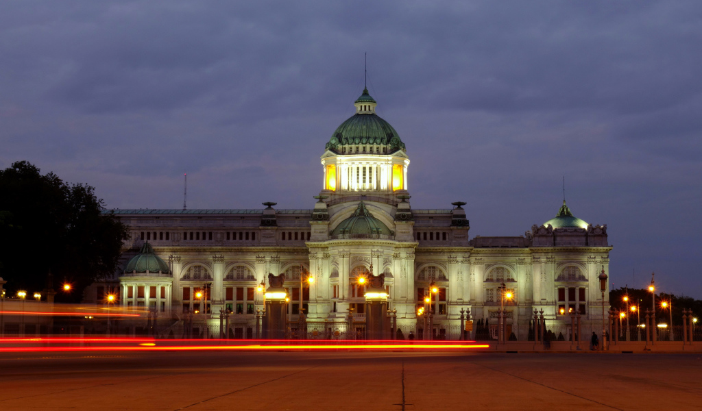 Тронный зал Ананда-Самакхом в свете ночных фонарей, Таиланд