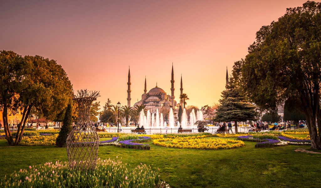 Голубая Мечеть с красивым работающим фонтаном, Стамбул. Турция