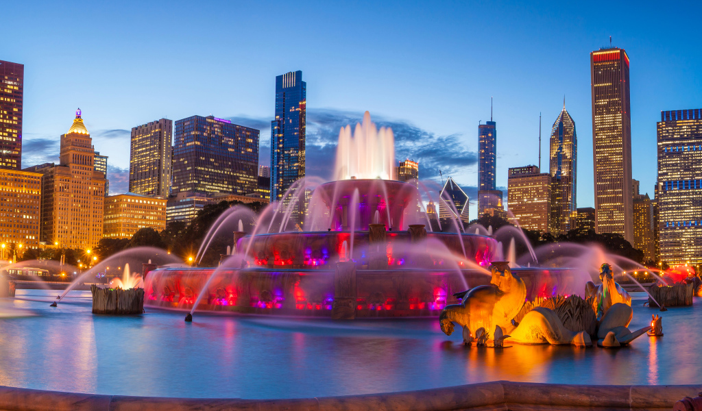 Красивый Букингемский фонтан на фоне ночных небоскребов, Чикаго. США