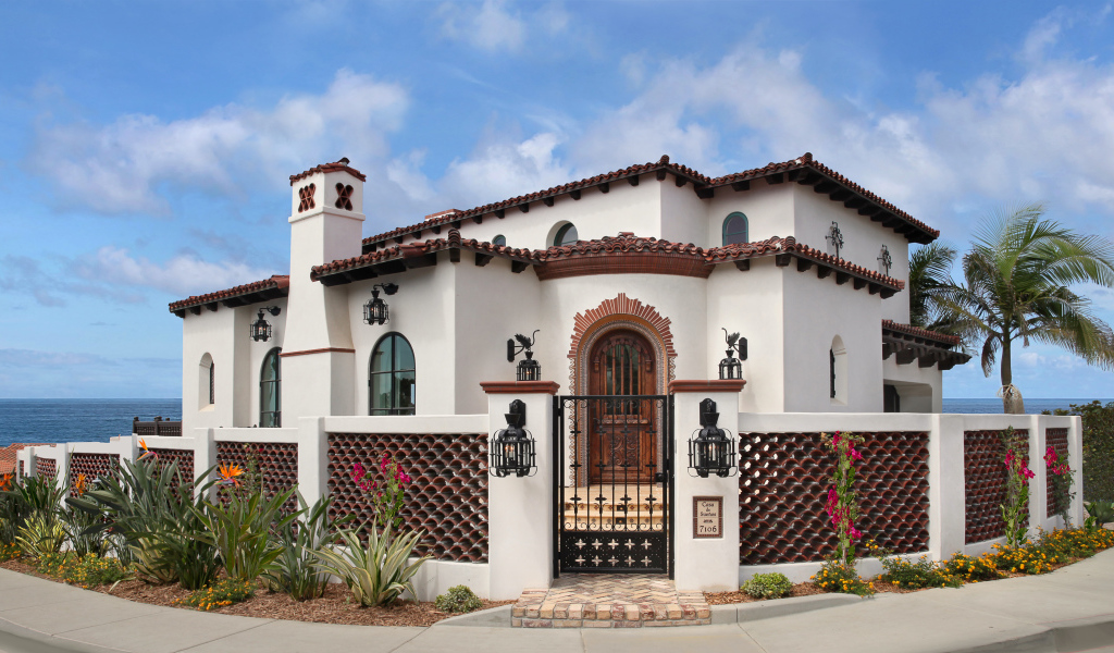 Красивый дизайнерский особняк под голубым небом, Калифорния. США