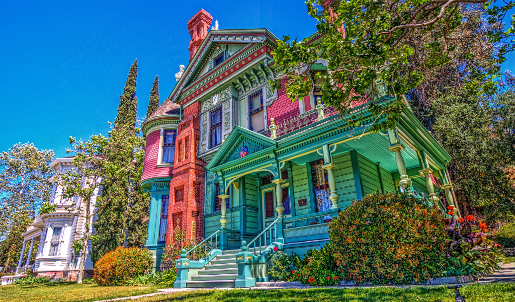 Яркое здание Херитедж сквер Музеум, Калифорния. США