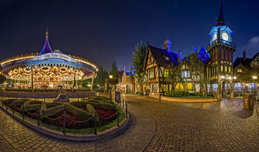 Карусели в гирляндах в парке Диснейленд, Калифорния. США