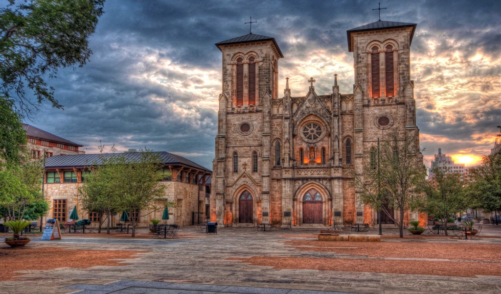 Собор Сан-Фернандо под красивым небом, город Сан - Антонио,  Техас. США