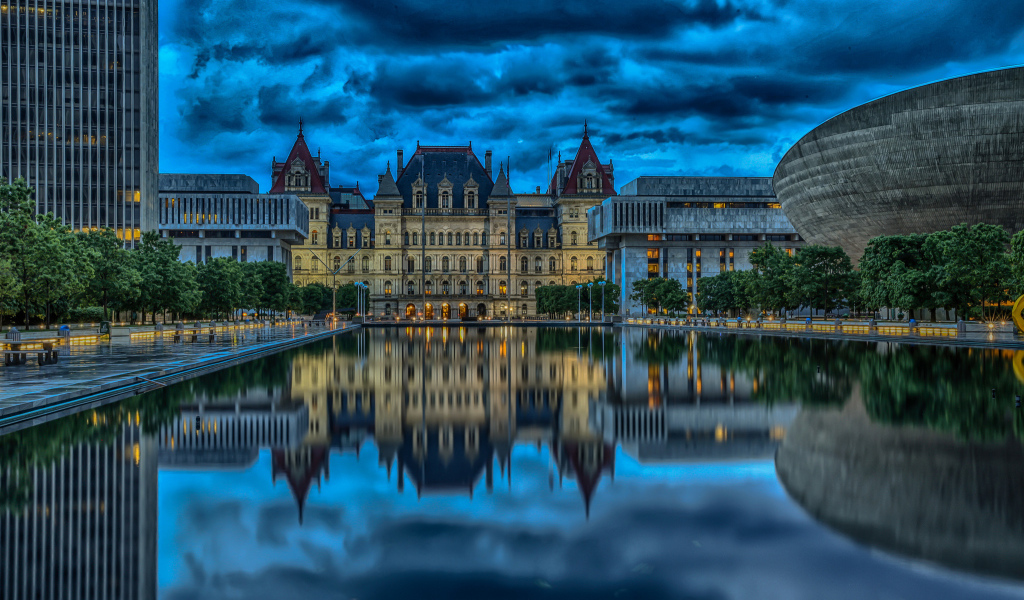 Капитолий штата Нью-Йорк отражается в пруду, Олбани. США 