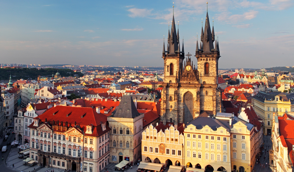 Старинный Тынский храм, панорама города Прага. Чехия 