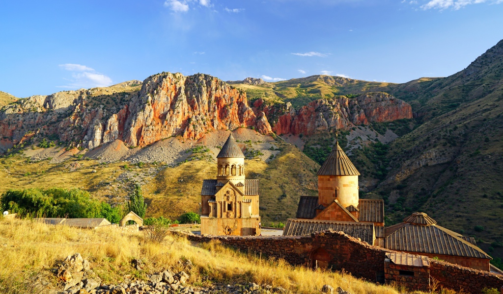 Старинная церковь в горах Нораванк, Армения