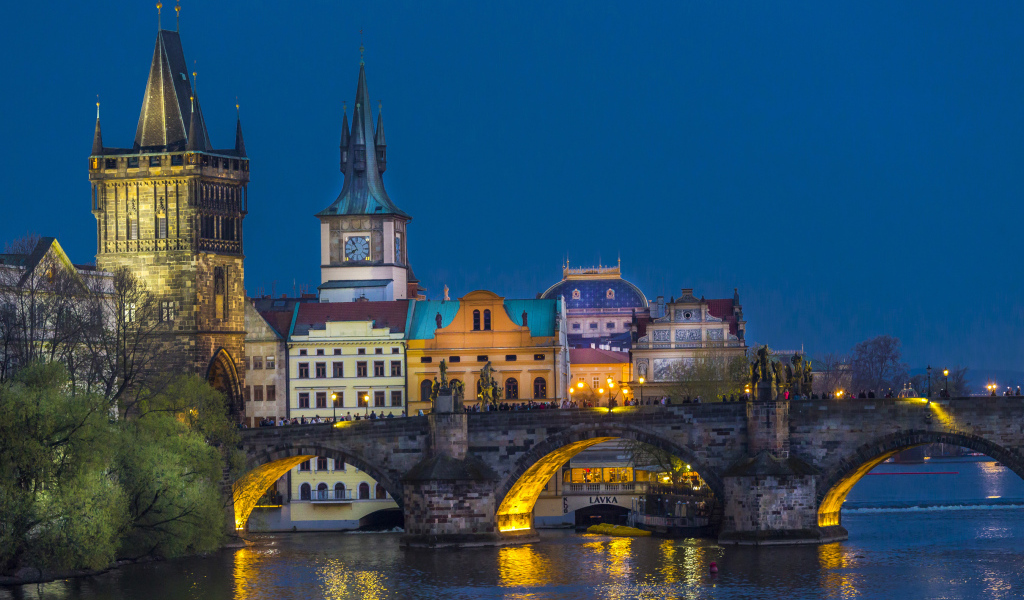 Арочный Карлов мост у реки, Прага. Чехия