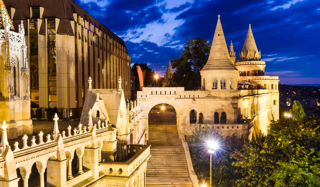 Высокая лестница в старинном замке в свете ночных фонарей, Будапешт