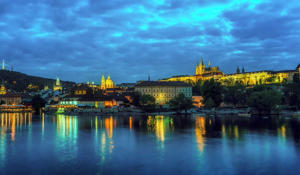 Ночной город у реки на фоне неба, Прага. Чехия 