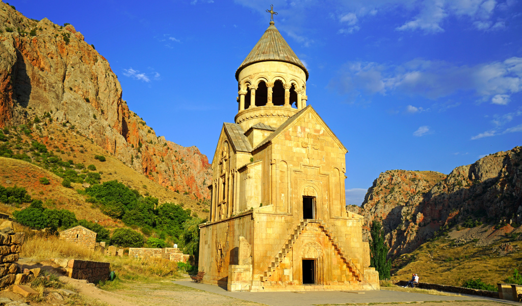 Церковь Нораванк в горах под голубым небом,  Армения