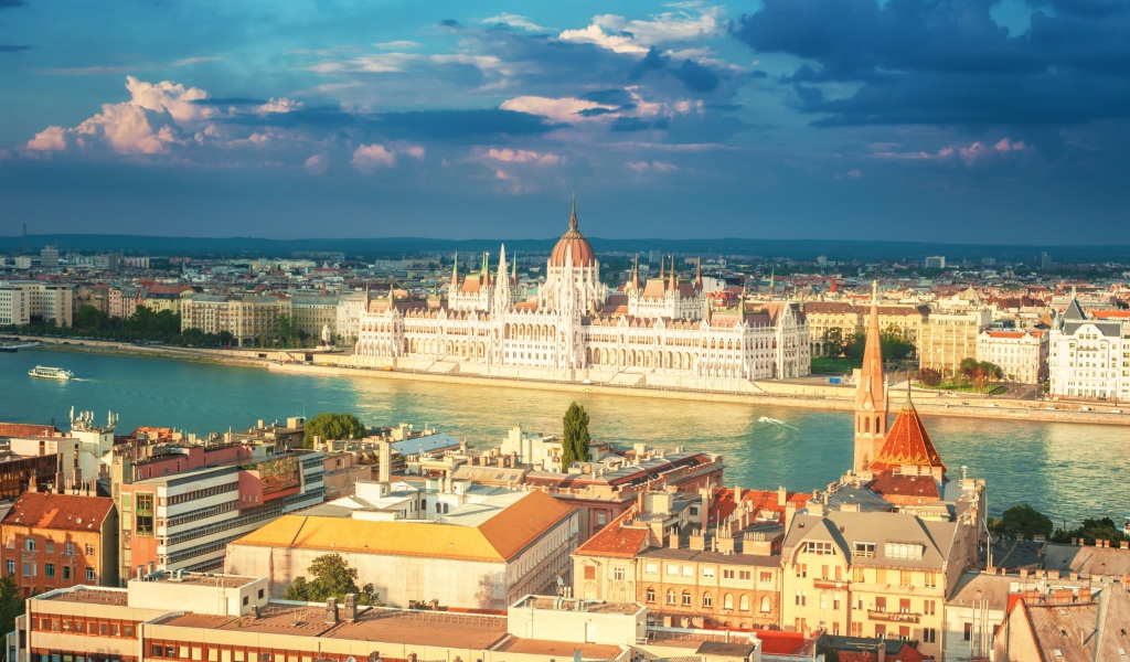 Панорама здания венгерского парламента под красивым небом, Будапешт. Венгрия