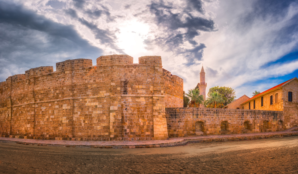 Вид на старинный Ларнакский замок под красивым небом, республика Кипр