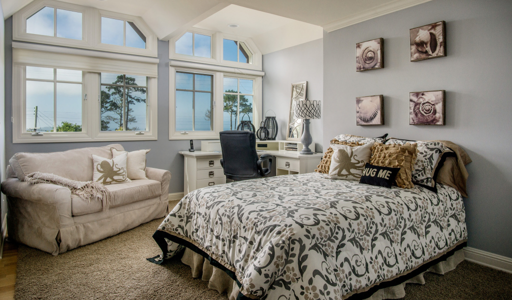 Уютная спальная комната с интерьером на морскую тематику