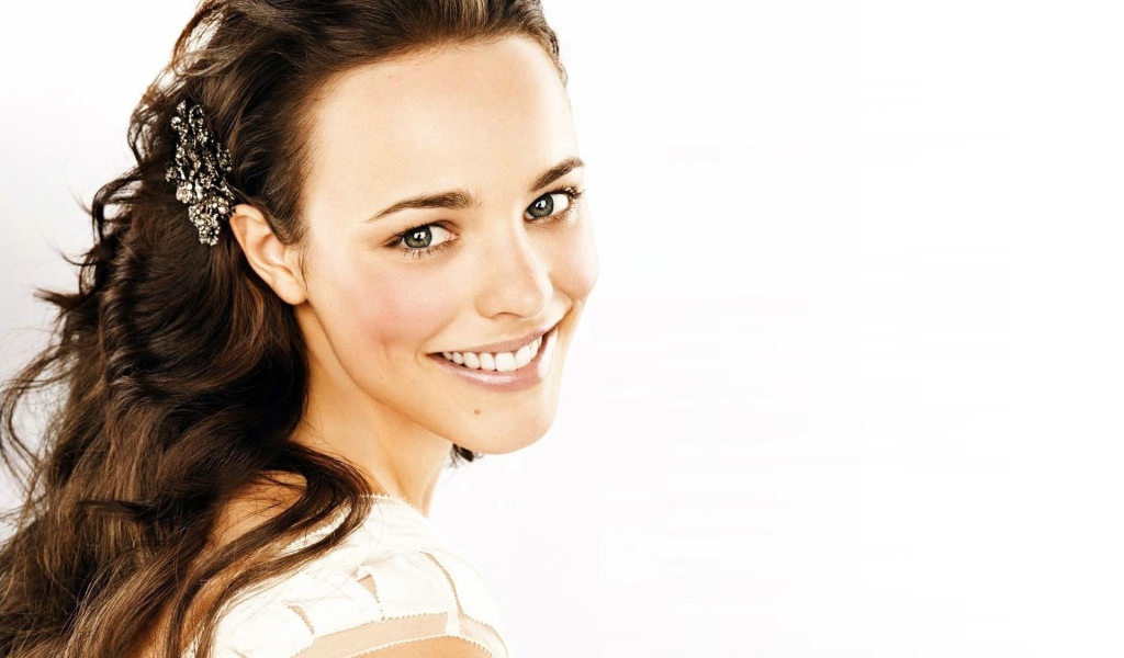 Улыбающаяся актриса Рэйчел Макадамс фото на белом фоне 