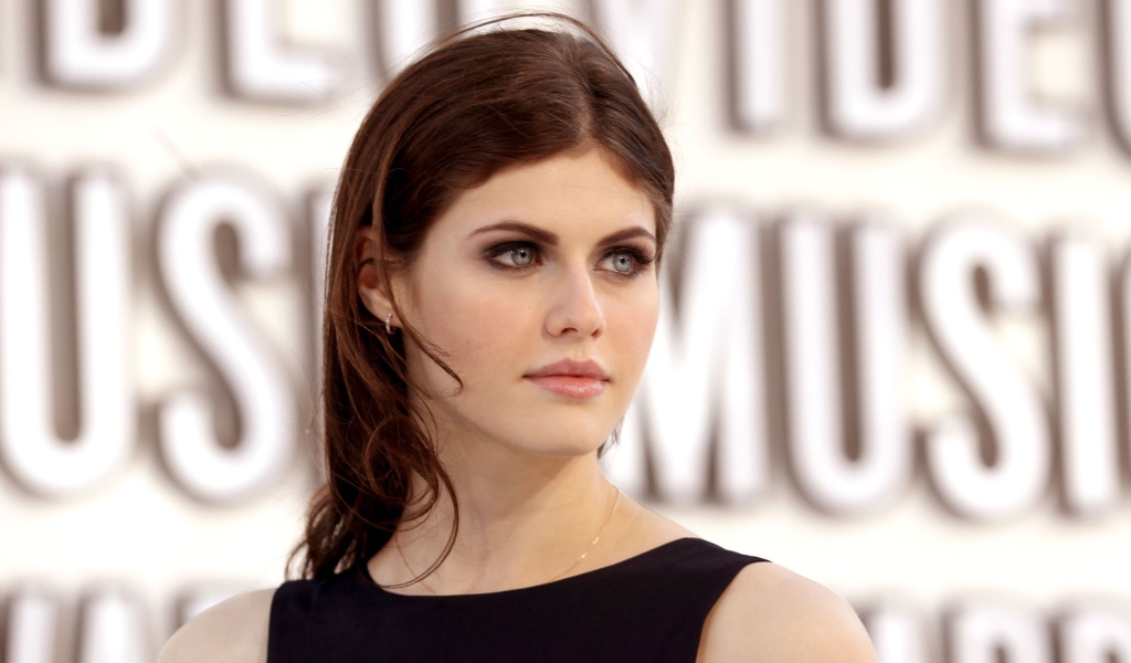 Актриса Александра Даддарио с красивыми голубыми глазами