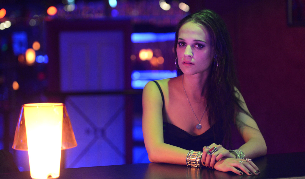 Актриса Алисия Викандер с красивыми украшениями на руках