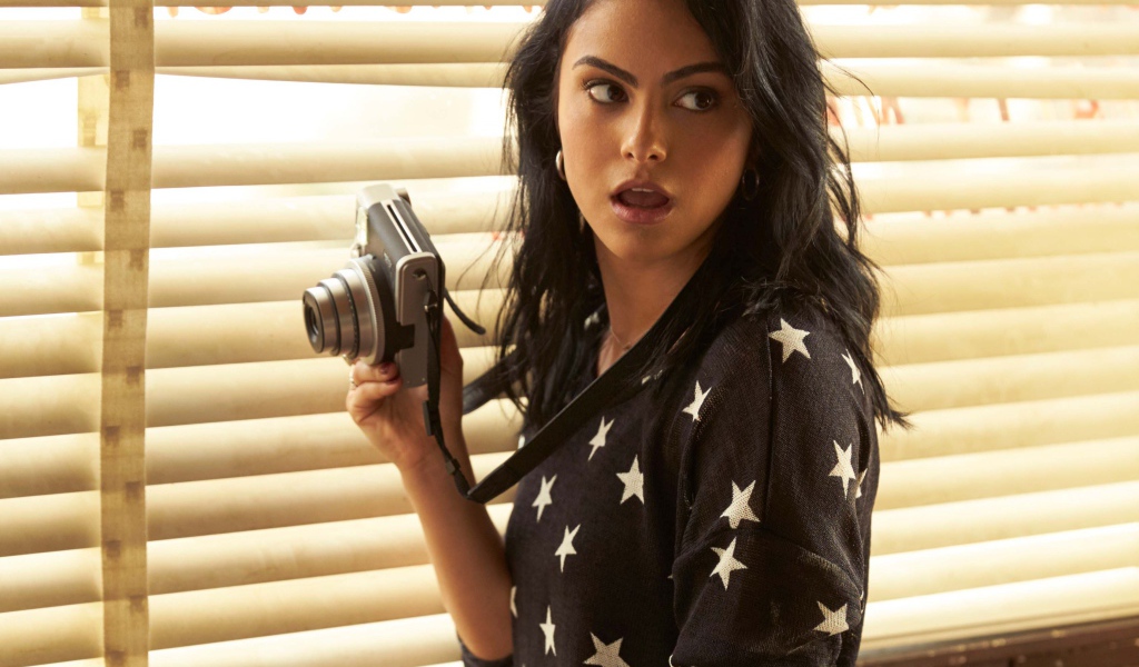 Актриса Камила Мендес с фотоаппаратом в руках