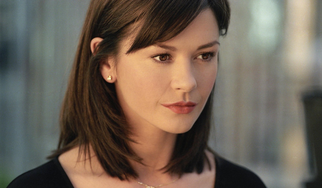 Актриса Кэтрин Зета-Джонс в черном платье 