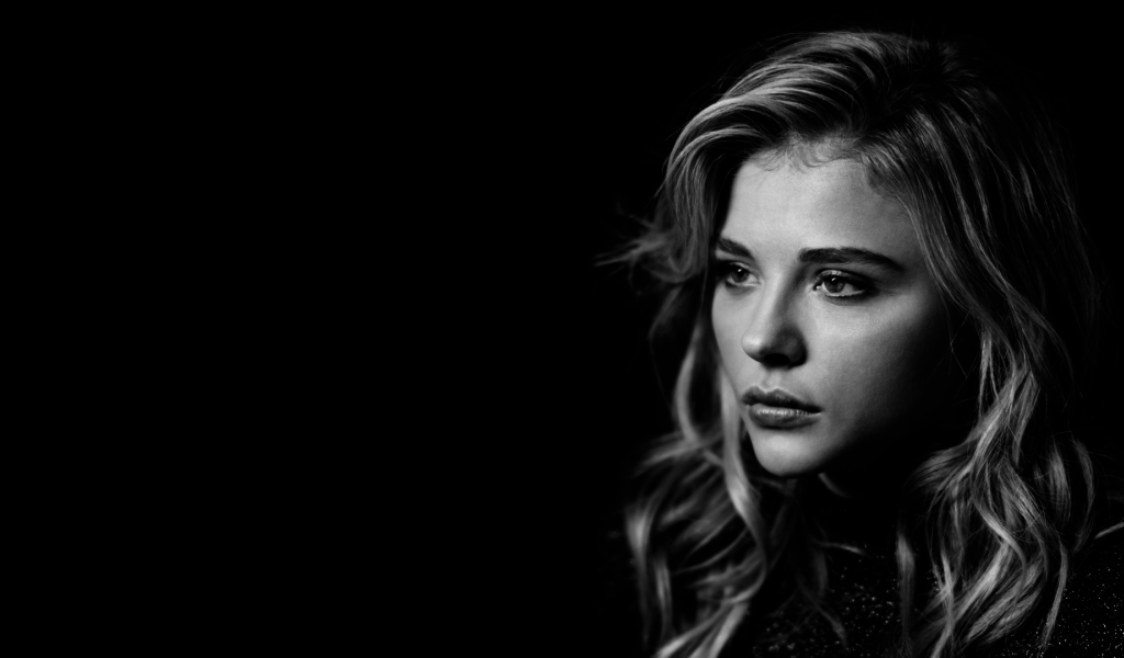 Актриса Хлоя Грейс Морец черно белое фото