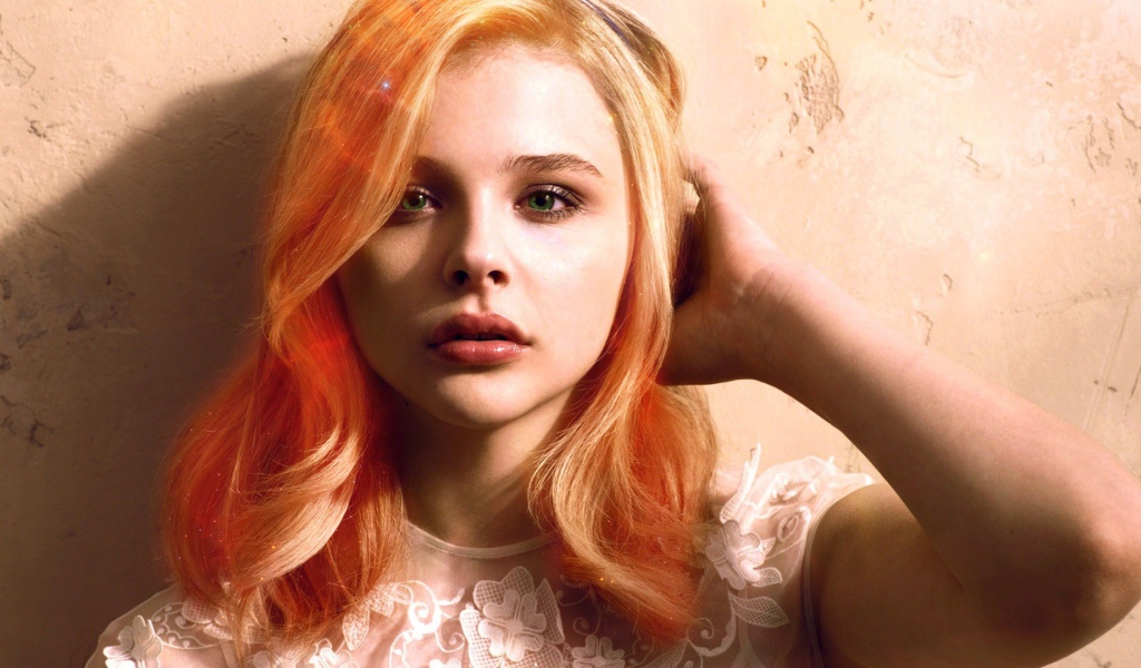 Актриса Хлоя Грейс Морец с зелеными глазами 