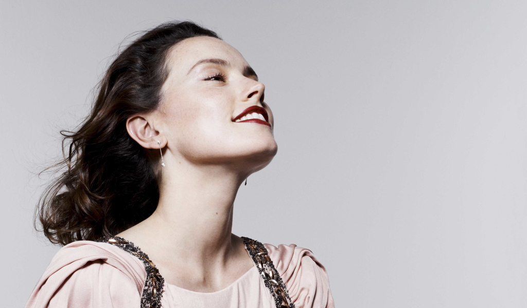 Актриса Дэйзи Ридли с накрашенными красной помадой губами