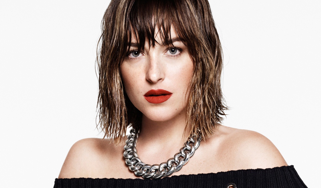 Актриса Дакота Джонсон с красивым украшением на шее