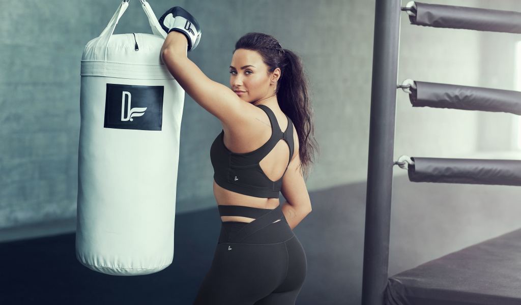 Актриса Деми Ловато в спортзале