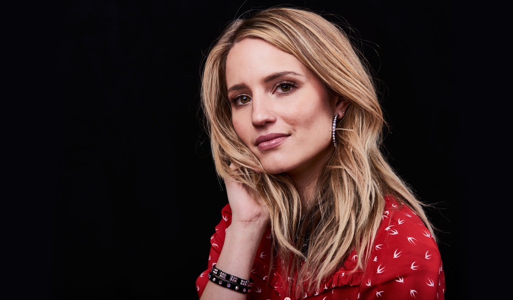 Актриса Дианна Агрон фото на черном фоне 