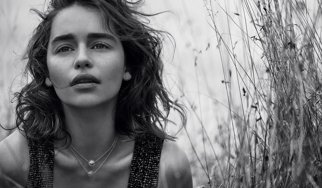 Актриса Эмилия Кларк, черно белое фото 