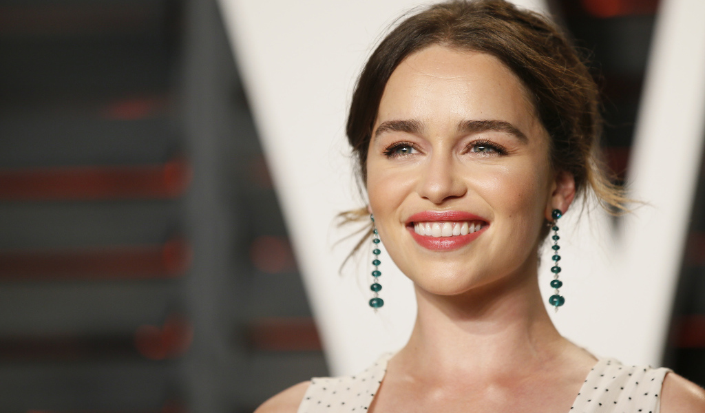 Актриса Эмилия Кларк с обворожительной улыбкой 