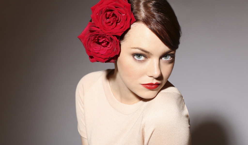Актриса Эмма Стоун с красными розами в волосах 