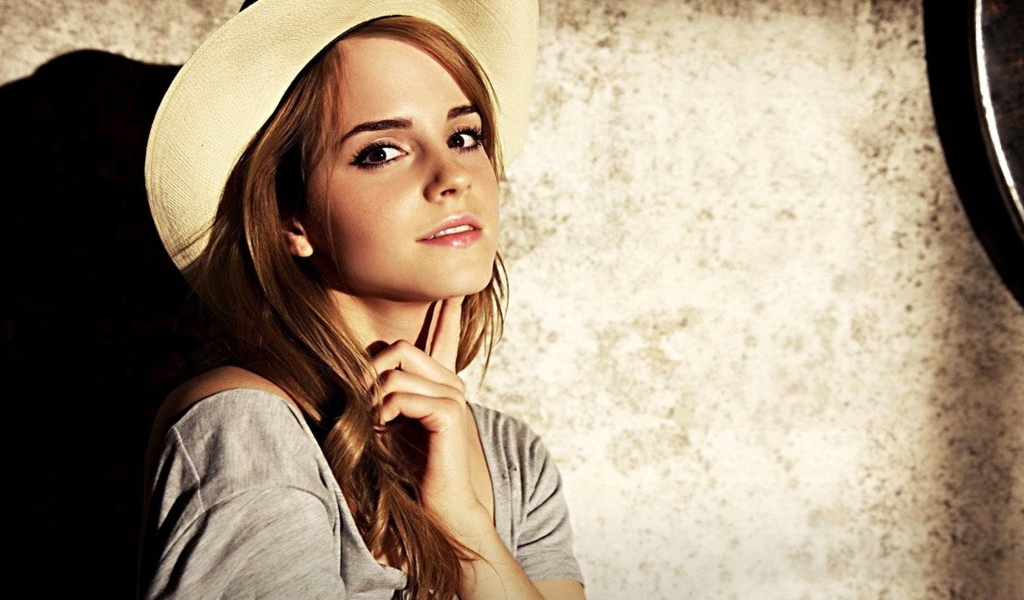 Актриса Эмма Уотсон в шляпе 