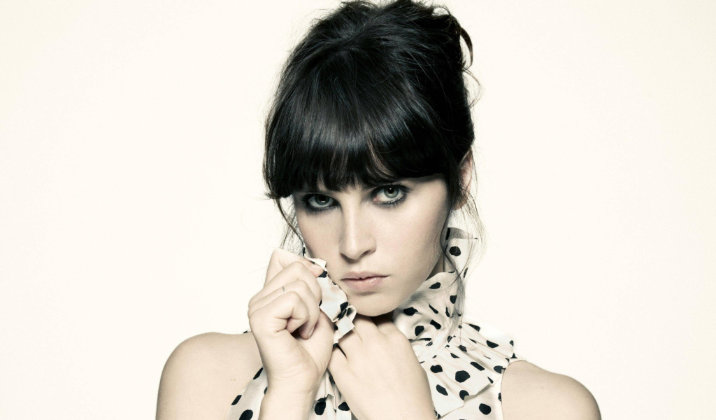 Актриса Фелисити Джонс в платье в горошки