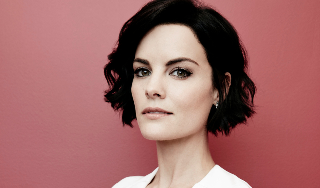 Актриса Джейми Александр,  фото на розовом фоне 